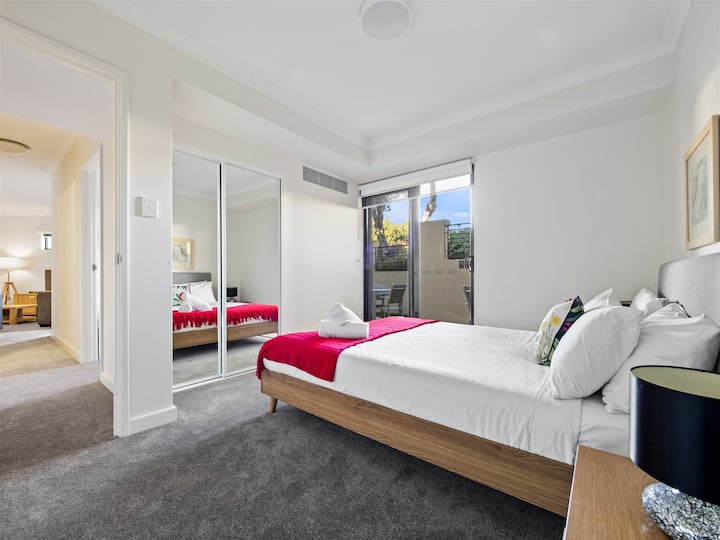 Втората спалня на долния етаж предлага двойно легло и огледален гардероб, както и директен достъп до вътрешния двор.