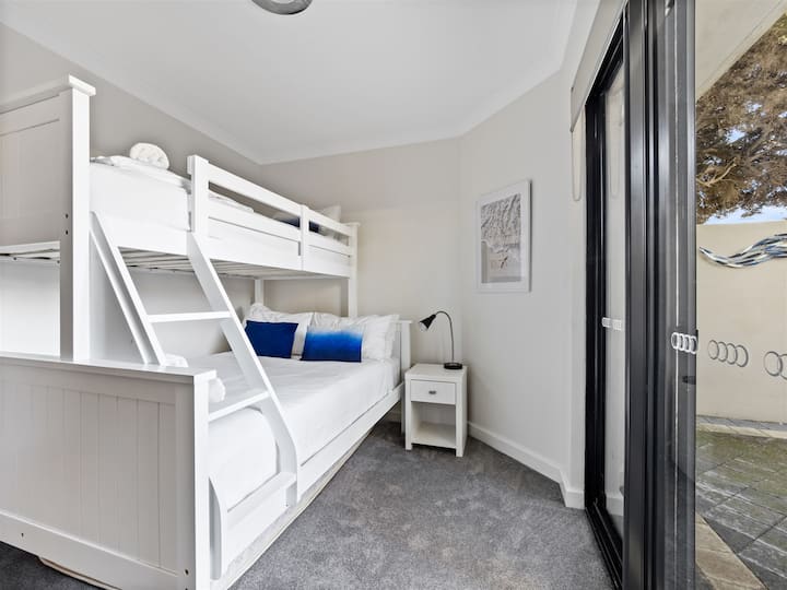 Идеална за пътуване със семейството, прохладната трета спалня е оборудвана с двуетажно легло и има плъзгащи се врати за вътрешния двор.