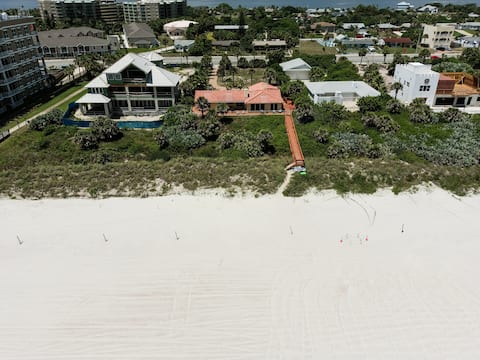 Oceanfront, huge deck, parking, sleeps 16+