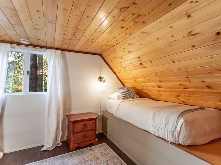 Ორადგილიანი საწოლი 1 ლოფტის სივრცე 