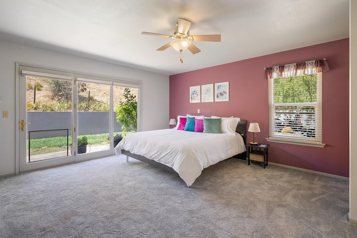 Მთავარ საძინებელში დგას დიდი ზომის საწოლი და En Suite სააბაზანო