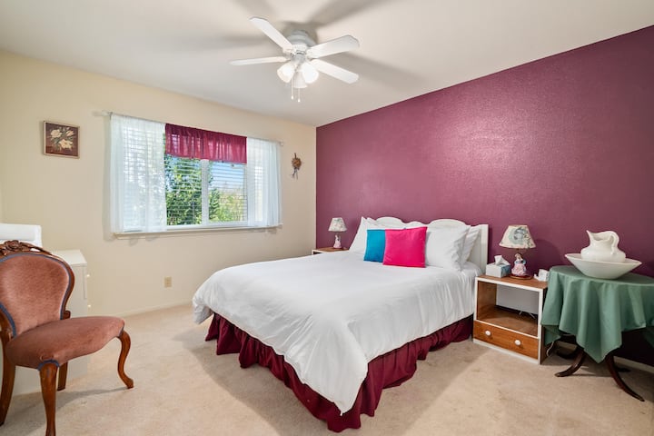 Მეოთხე საძინებელში დგას საწოლი Queen Size 