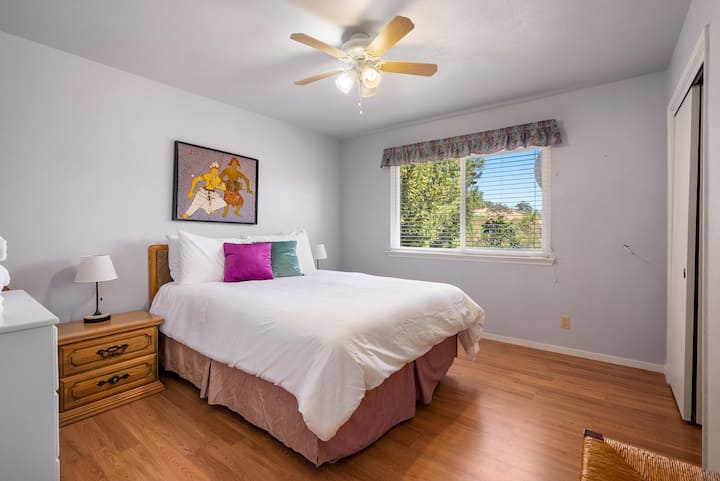 Მესამე საძინებელში დგას საწოლი Queen Size