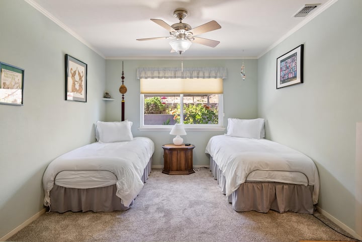 Მეორე საძინებელი ორი ერთადგილიანი საწოლით 