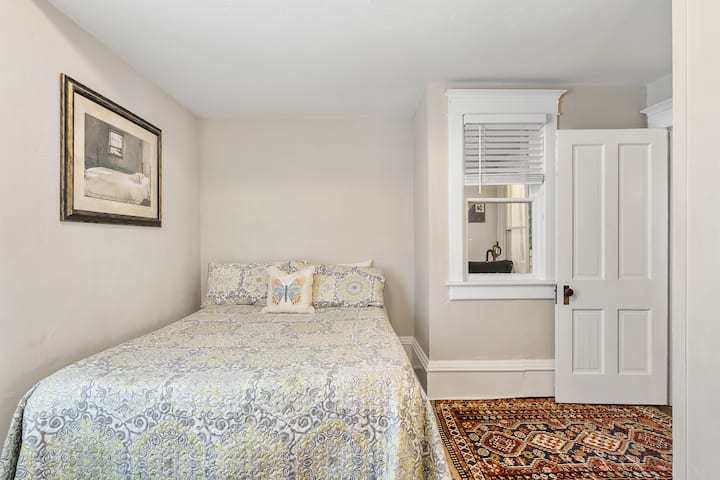 Bedroom 2: queensize bed