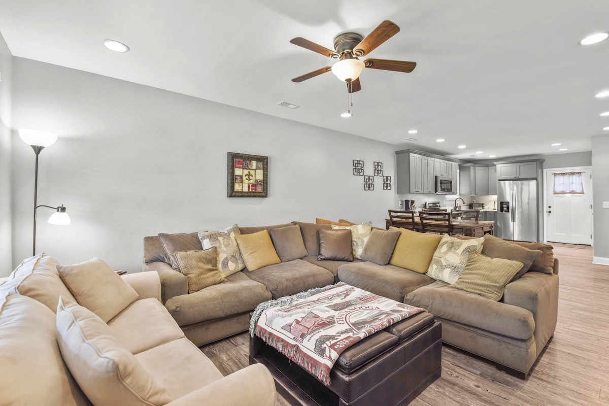 宽敞的部分，配备两张沙发和一张全尺寸沙发床