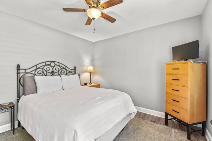 Voorslaapkamer met queensize bed - OPMERKING: de afgebeelde tv is tijdelijk verwijderd.