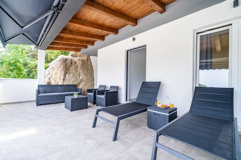 Hidden Gem Apartment with Terrace and Sea View