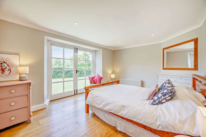 Burghfield Cottage Bedroom - StayCotswold
