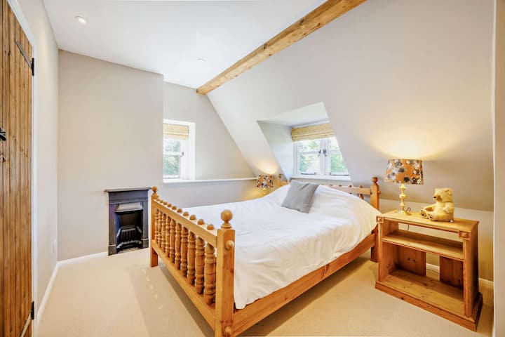 Burghfield Cottage Bedroom - StayCotswold