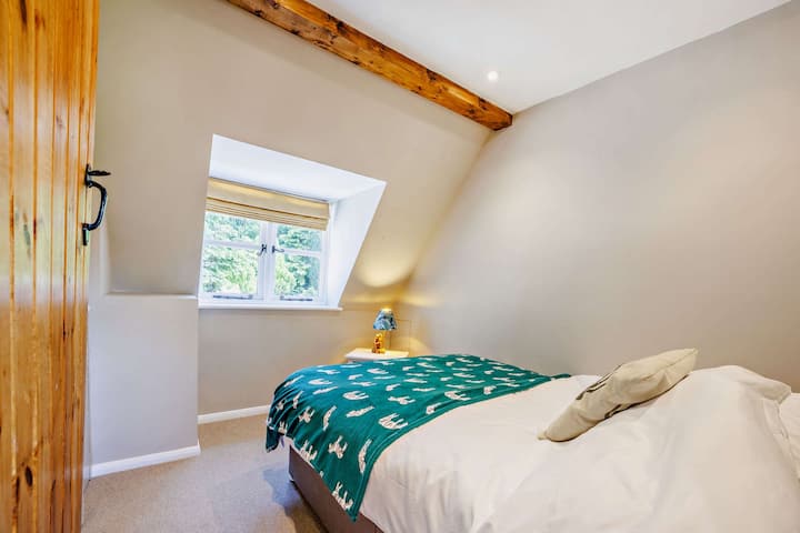 Burghfield Cottage Bedroom - StayCotswold