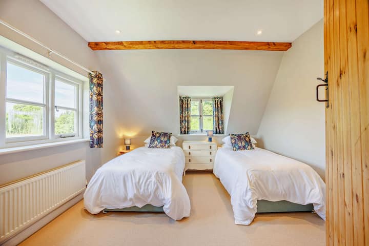 Burghfield Cottage Bedroom - StayCotswold