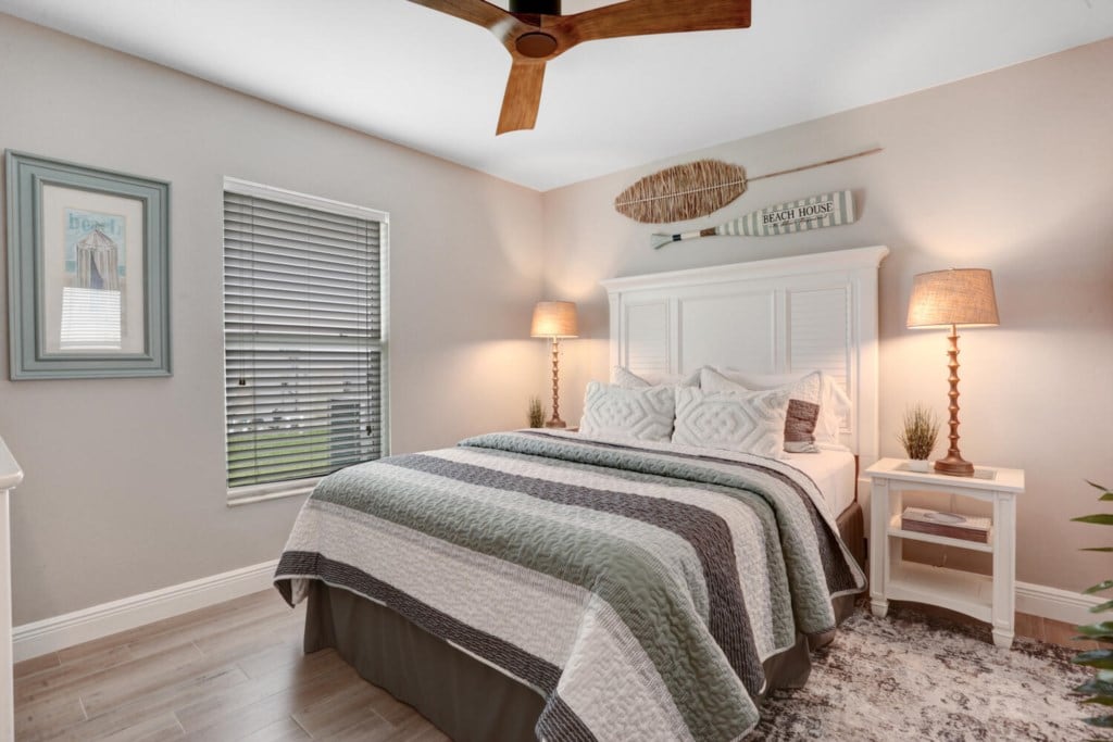 Acogedor dormitorio con temática de playa con iluminación suave y ropa de cama cómoda.