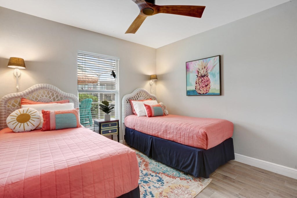 Encantador dormitorio doble con decoración vibrante y luz natural.