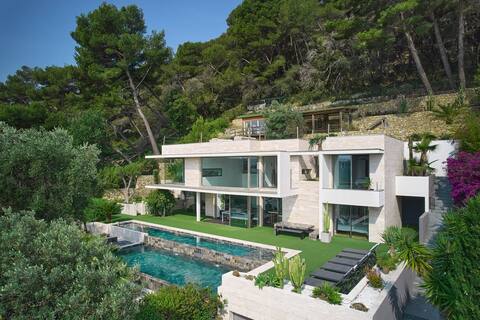 Exceptional contemporary villa 5* - 180° sea view