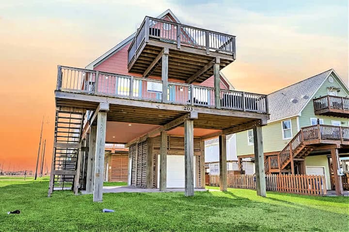 Pretty In Pink Flamingo - Sea Breezes & Sunsets! - Surfside Beach, TX