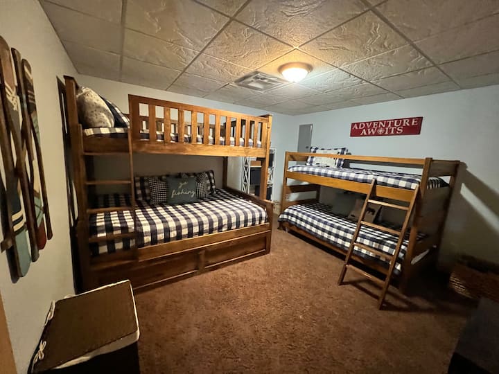 Გაუმჯობესებული ორსართულიანი ოთახი (სრული+Queen+Twin Trundle) ორადგილიანი ორსართულიანი საწოლები (სარდაფი 2)