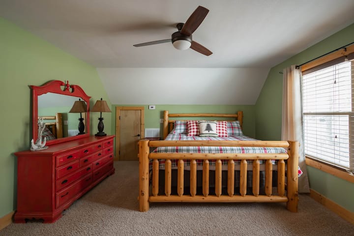 Ლოფტის ძირითადი საძინებელი (დამატებითი ფოტო)