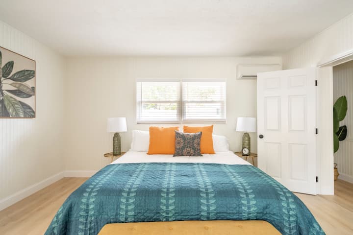 Doživite vrhunsku udobnost uz naš luksuzni bračni krevet, pružajući prostrano i mirno utočište za ugodan san.