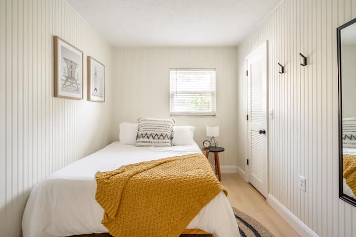 Spavaća soba 1 ima udoban bračni krevet koji pruža udoban i privlačan prostor za miran san.