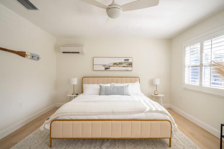 Uživajte u prostranoj i luksuznoj spavaćoj sobi s king size krevetom, dizajniranom za vrhunsku udobnost i opuštanje uz veliki, plišani bračni krevet.