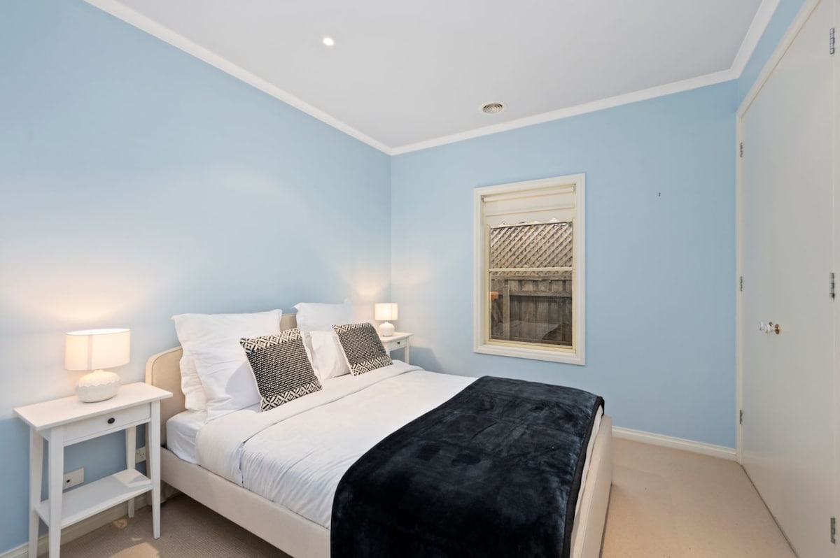 Chambre 2 : Lit queen size