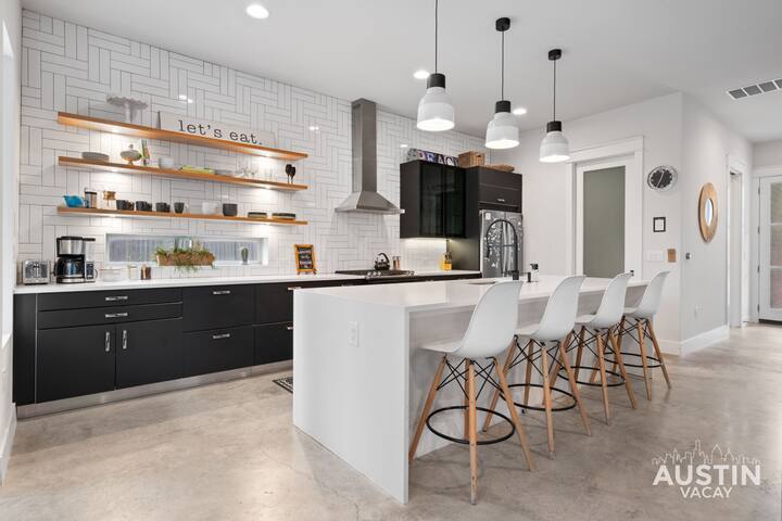 Picture-Perfect + Trendy Vibes Minutes From Rainey gallery image 2