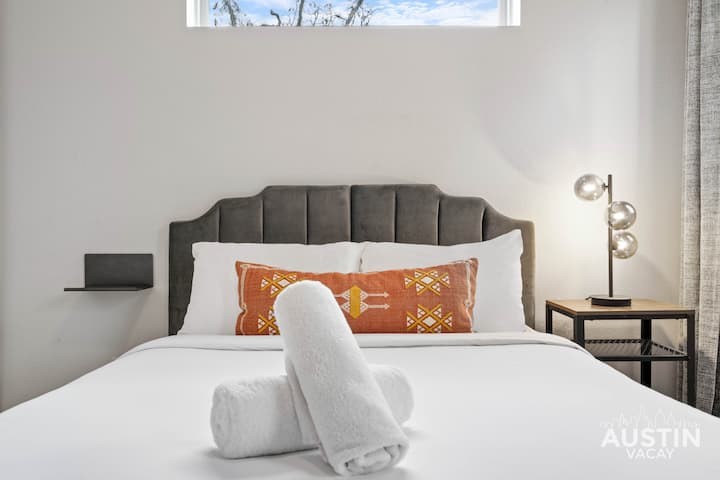 ¡Sueños tamaño queen servidos con un hotel de lujo personalizado en el lateral!