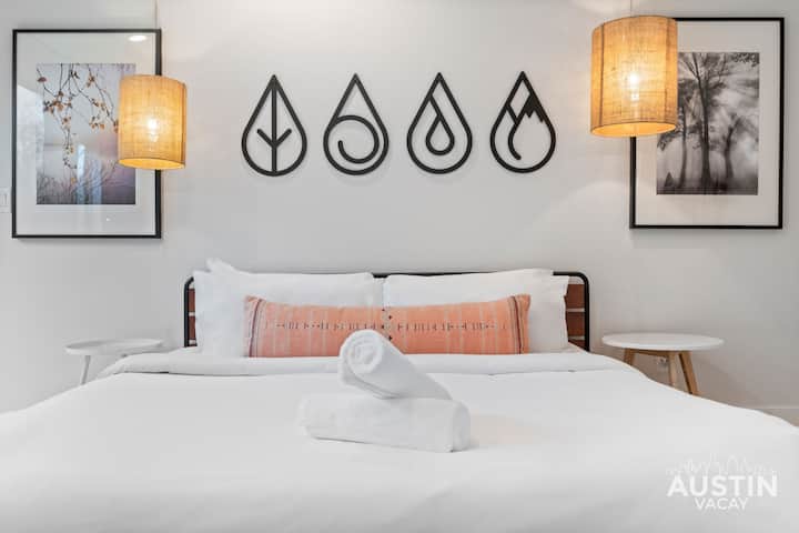 Sumérgete en una cama tamaño king vestida con sábanas de lujo personalizadas de hotel que solo susurran dulces sueños.