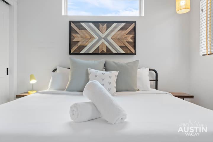 Relájate en una cama tamaño king cubierta con sábanas de lujo personalizadas para el descanso de la realeza.