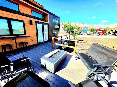 Designer Modern Tiny Home w/ All of The Amenities!