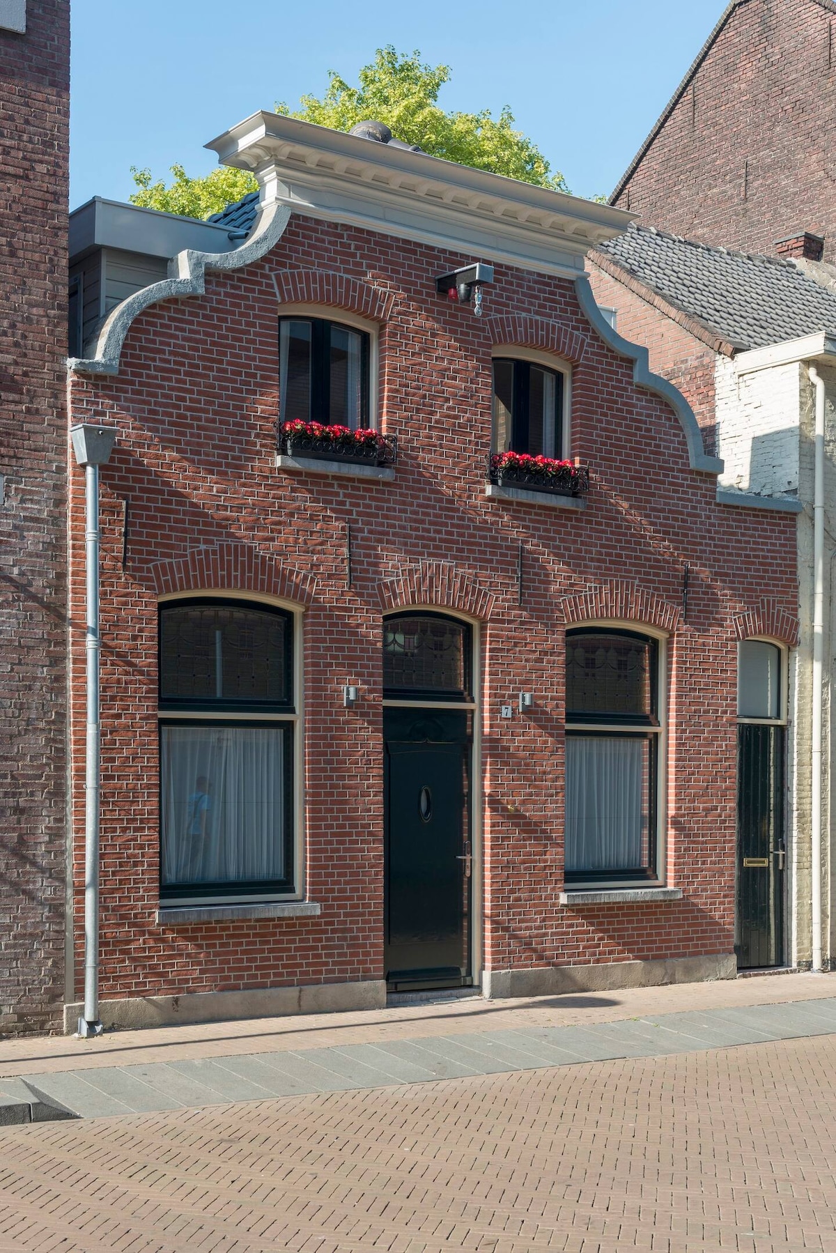 探索充满活力的市中心，仅几步之遥。