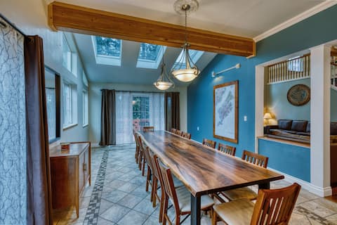 Grandeur Gathering Luxurious retreat with hot tub