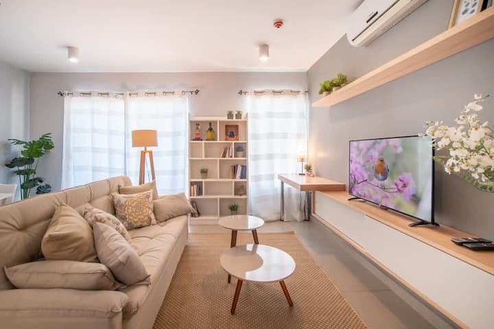 Salon avec sofa et télévision