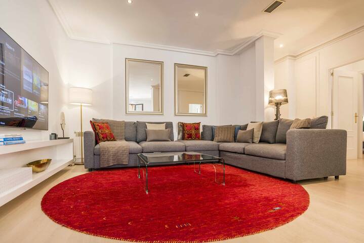 Royal Palace by SkyKey – Monthly rates available gallery image 2