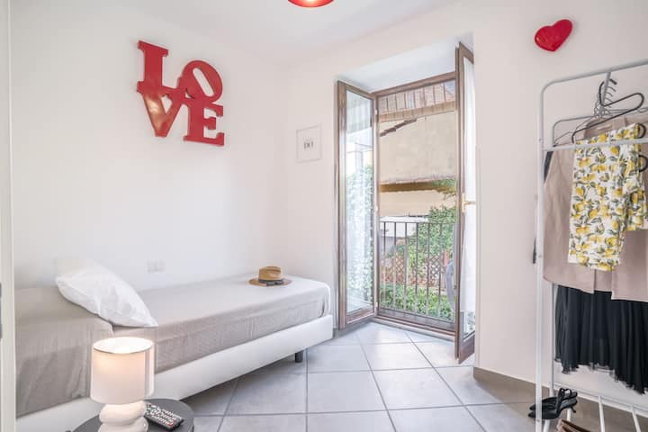 غرفة النوم الثانية - سرير مفرد، مدخل إلى الشرفة بإطلالة جميلة على جرس البرج