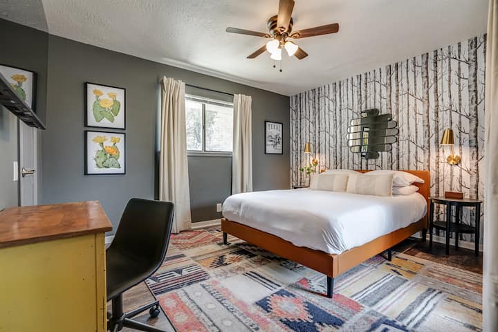 Chambre 2 - Lit Queen Size avec papier peint en bois