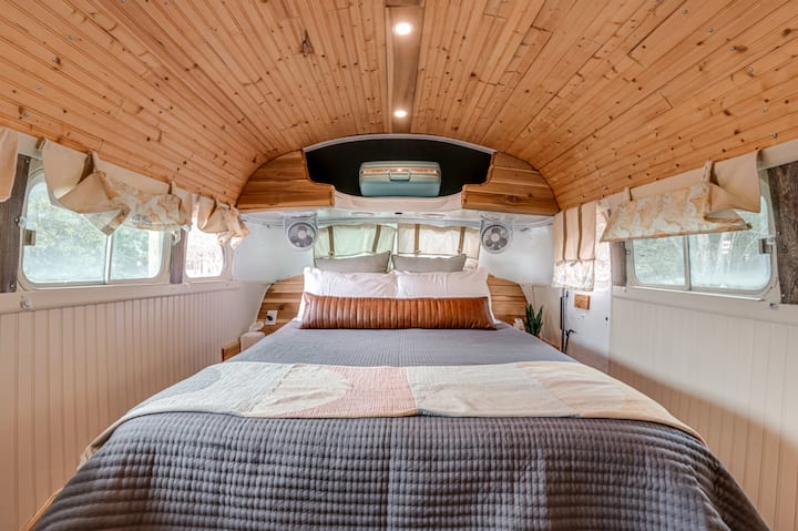 Lit queen size dans le bus.