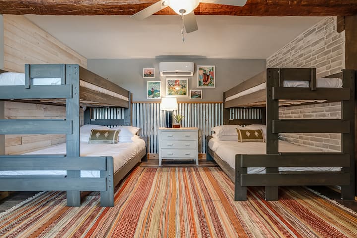 Chambre 3 - chambre avec lits superposés avec deux lits jumeaux sur lits doubles