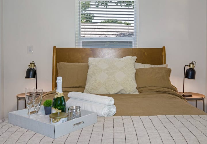 استمتع بنوم رائع في غرفة نومنا الأنيقة بسرير مريح بحجم كوين