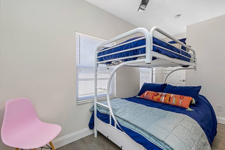 هل ستحضر أطفالك في هذه الرحلة ؟ سيكون من الرائع بالنسبة لهم الحصول على هذه الغرفة.