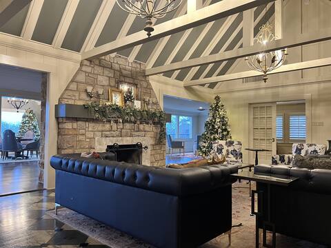 Stunning Manor on Lake Hamilton
