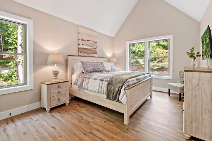 2階の2つ目の寝室にあり、Roku TVとアーチ型の天井があります！  窓はカーテンとブラインドで覆われています。 