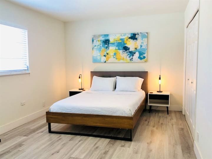 Voici votre chambre principale lumineuse Pier Walk, située sur l'île de Deerfield Beach !