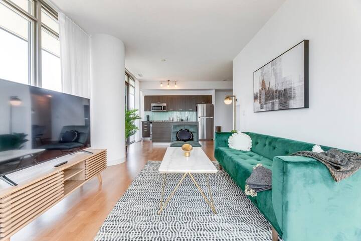 Sunny on Bay St. gallery image 2