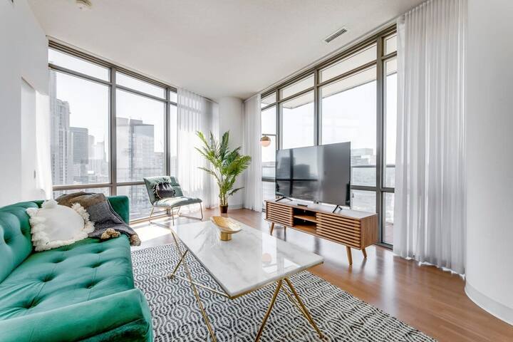 Sunny on Bay St. gallery image 4