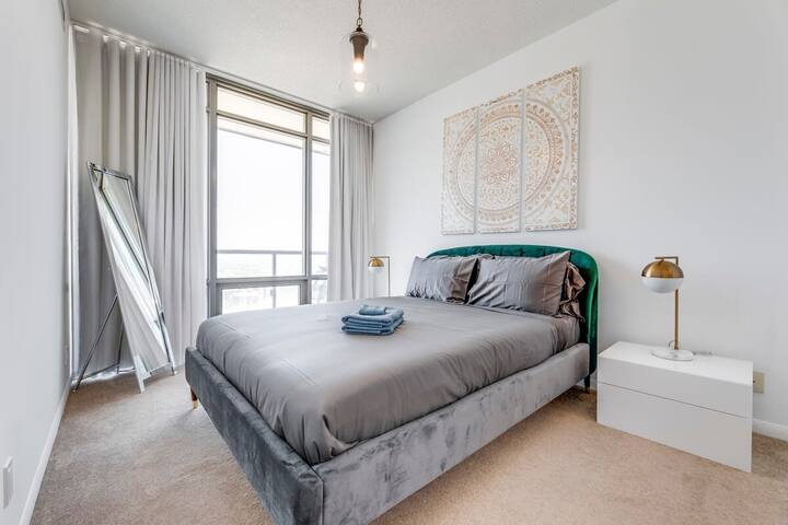 Sunny on Bay St. gallery image 3