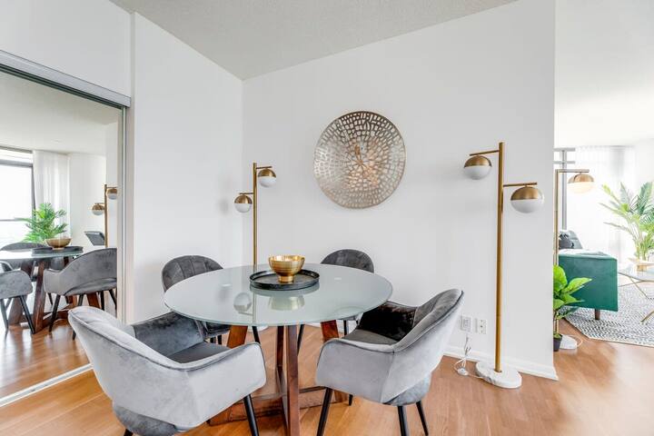 Sunny on Bay St. gallery image 5