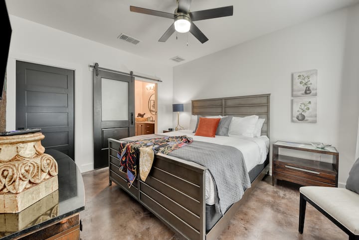 ห้องนอนชั้น 1 พร้อมเตียงคิงไซส์หรู + Oeko-Tex หรูหราที่ได้รับการรับรอง