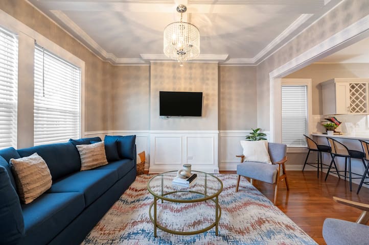 Spacious 3BRCondo near Wrigley/Dtwn +FreeParking